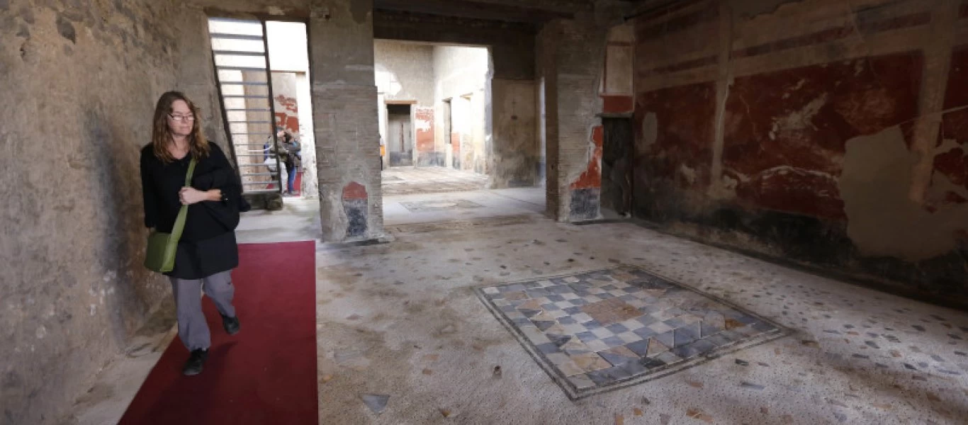 Τουρίστρια που είχε κλέψει αρχαία από την Πομπηία τα επέστρεψε γιατί τα θεωρεί... καταραμένα